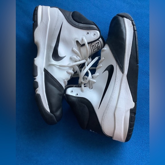 Nike Elite Youth Basketball Sneaker Size 6.5 Y Gently Worn - Picture 6 of 10
